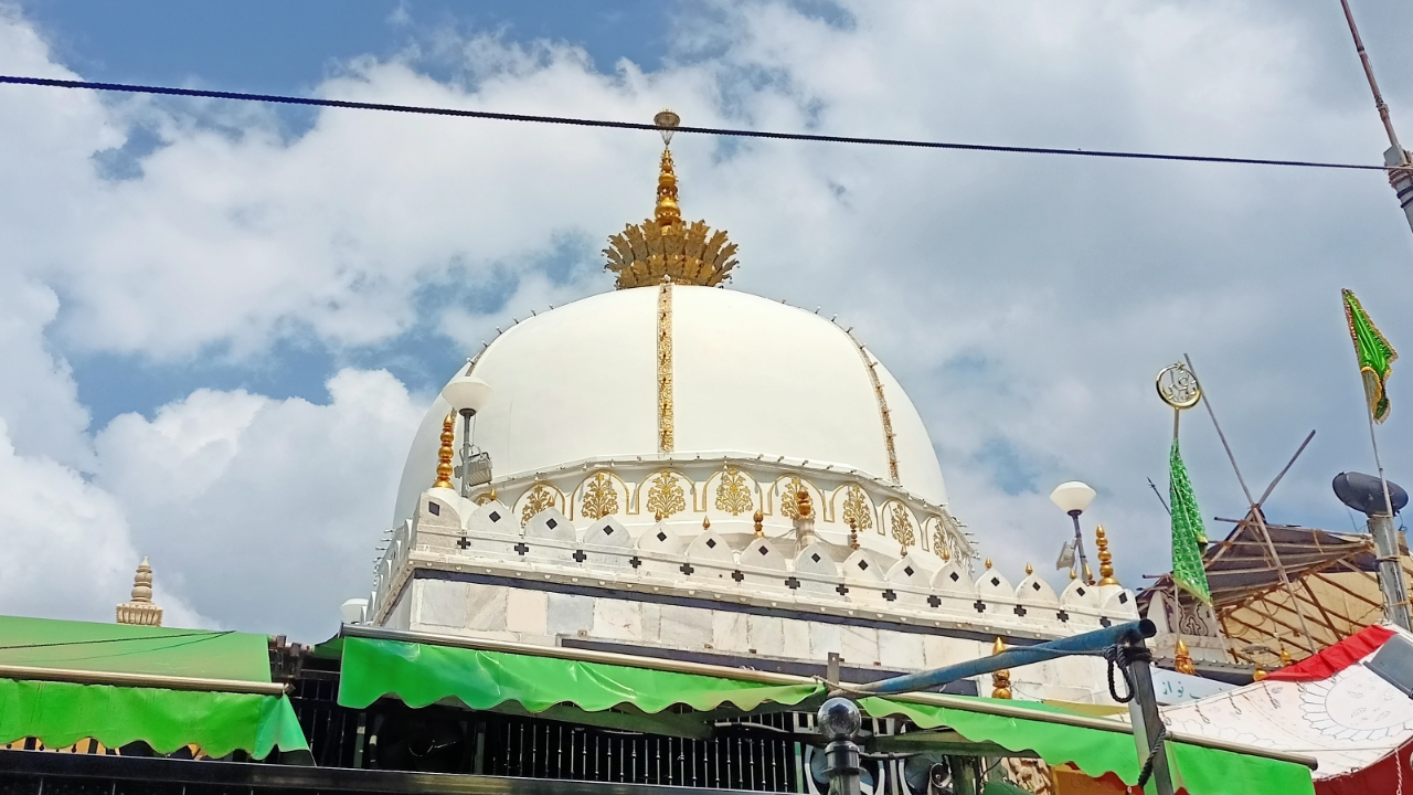 कुर्सी पर कोई भी बैठे राजा तो मेरा ख़्वाजा है / Kursi Par Koi Bhi Baithe Raja To Mera Khwaja Hai